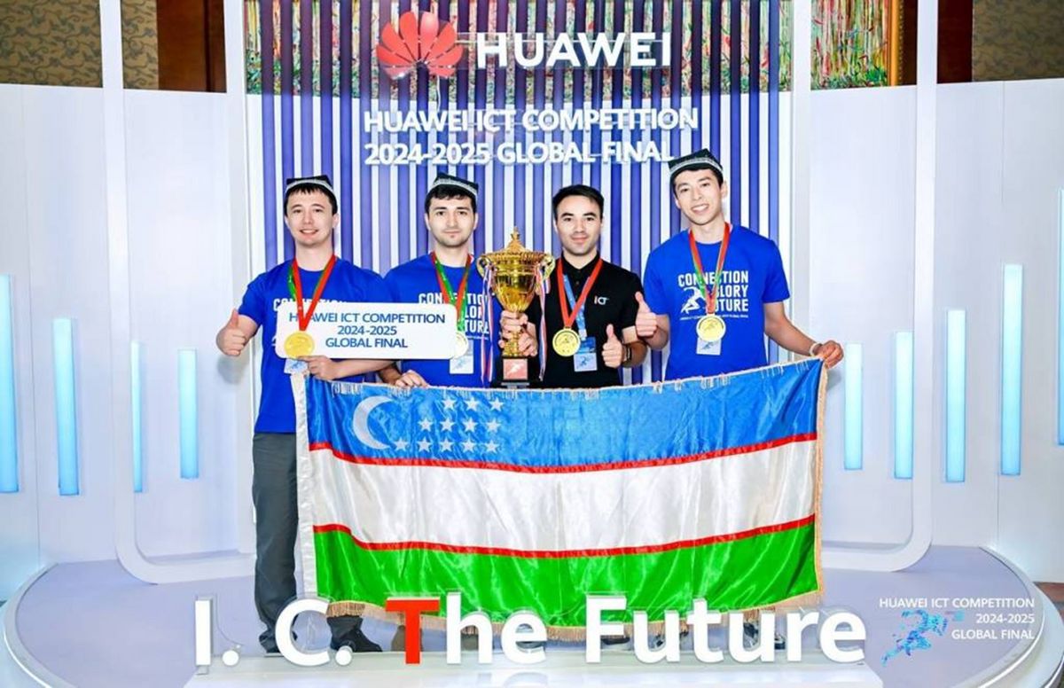 Huawei ICT Competition global finalida g'olib jamoa kubok va O'zbekiston bayrog'i bilan